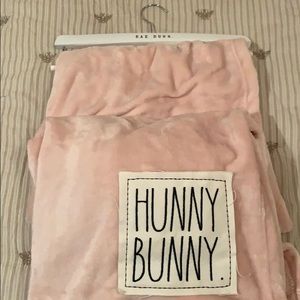 New w/o tags Rae Dunn plush throw 50inX60in.